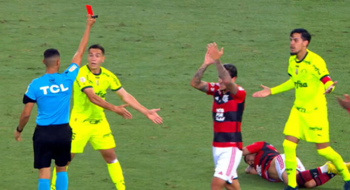 Zagueiro do Palmeiras escolhe jogador do Flamengo como o mais difícil para marcar