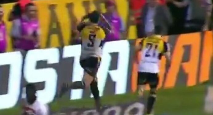 Ex-atacante do Flamengo marca gol no acesso do Criciúma à Série A