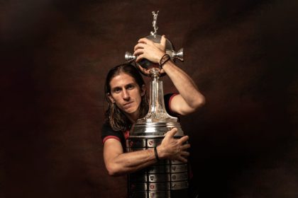 Filipe Luís com a taça da Libertadores