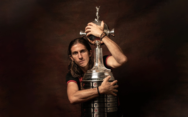 Filipe Luís com a taça da Libertadores