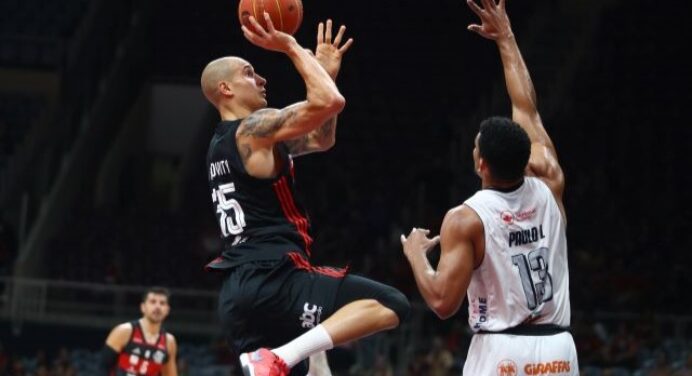 Flamengo amassa Brasília e encosta nos líderes do NBB