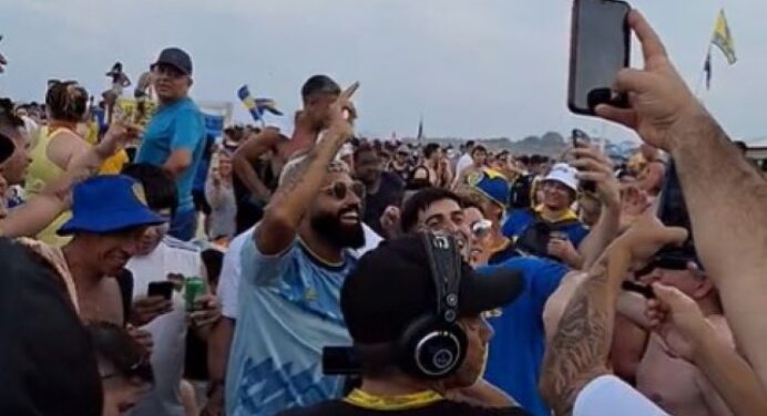 ‘Gabigol da Torcida’ rouba a cena e faz a festa de torcedores do Boca em Copacabana; veja vídeo
