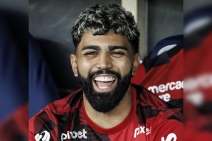 Gabigol sorrindo no banco de reservas do Flamengo