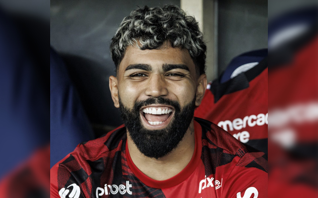 Gabigol sorrindo no banco de reservas do Flamengo