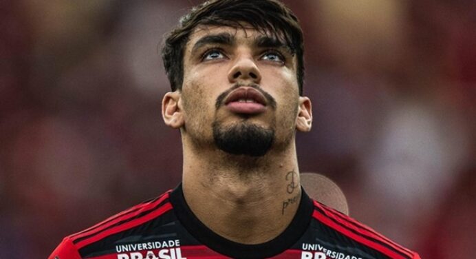 Lucas Paquetá assiste à vitória do Flamengo contra o Criciúma