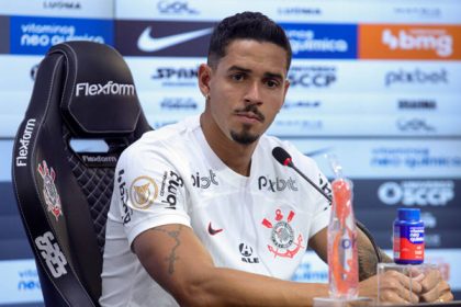 Lucas Veríssimo em coletiva pelo Corinthians