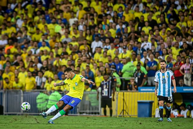 Torcida do Flamengo domina Maracanã e dá show durante Brasil x Argentina