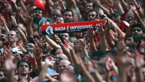 Torcedor do Flamengo exibe faixa com a frase "Nada é impossível"