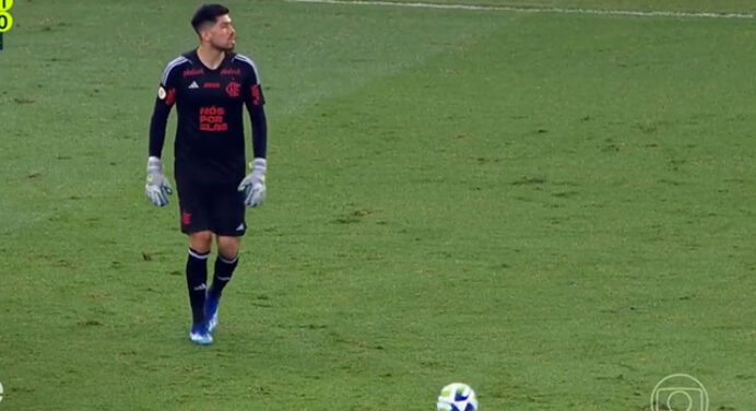 Habilidade com os pés faz Rossi ganhar confiança de Tite no Flamengo