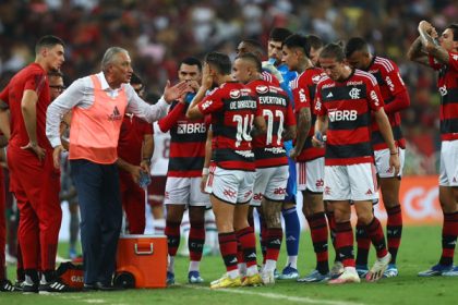 Tite conversando com jogadores do Flamengo