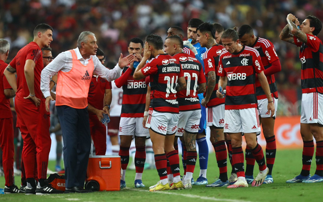 Tite conversando com jogadores do Flamengo