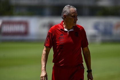 Tite, treinador do Flamengo, durante treino no Ninho do Urubu