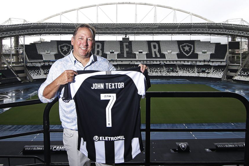 John Textor com camisa do Botafogo