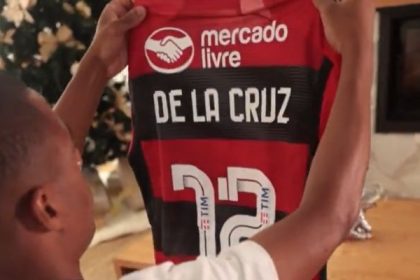 De La Cruz exibe camisa do Flamengo em anúncio de contratação