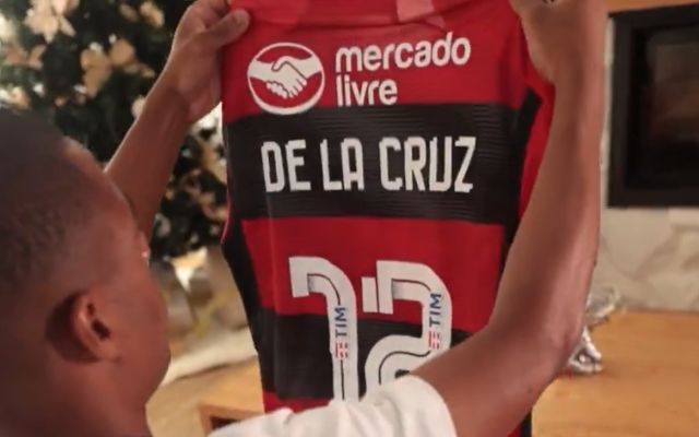 De La Cruz exibe camisa do Flamengo em anúncio de contratação
