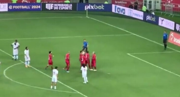 Com gols de Zico, Adriano e Petkovic, time vermelho vence time branco em Jogo das Estrelas
