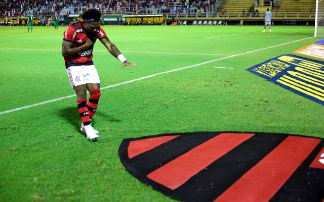 “Consegui jogar no maior clube do Brasil”: atacante se emociona ao relembrar passagem pelo Flamengo