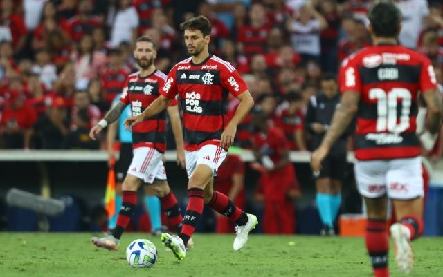 Flamengo publica mensagem de despedida para Rodrigo Caio, que se declara: “Te amo”