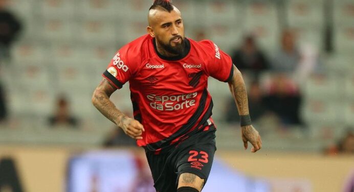 Athletico-PR decide não renovar contrato de Vidal, ex-Flamengo