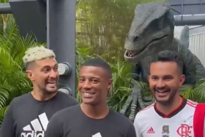 Dinossauro assustando De La Cruz e Arrascaeta, do Flamengo