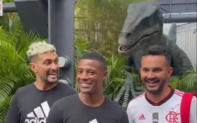 Dinossauro assustando De La Cruz e Arrascaeta, do Flamengo