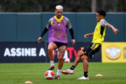 Arrascaeta e Matheus Gonçalves em treino do Flamengo