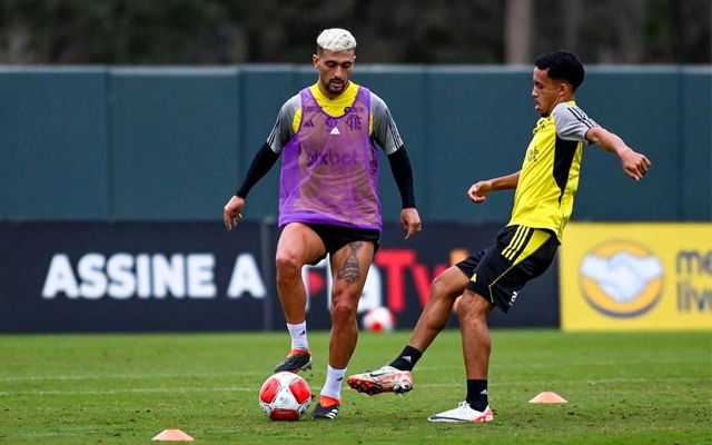 Arrascaeta e Matheus Gonçalves em treino do Flamengo