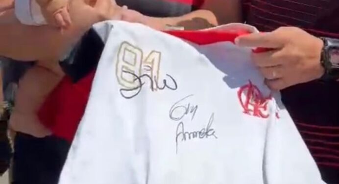 Arrascaeta autografa camisa de ‘xará’ em Manaus; veja vídeo