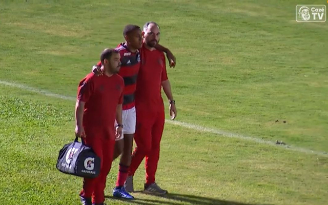 Joia do Flamengo sente dores no joelho em jogo da Copinha e passará por reavaliação; caso pode ser cirúrgico