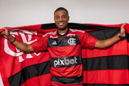 De La Cruz em chegada ao Rio de Janeiro com a camisa do Flamengo