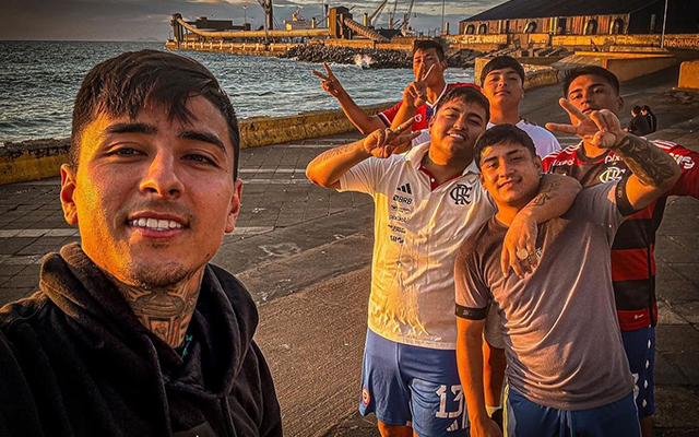 No Chile, Erick Pulgar curte férias ao lado de amigos trajados com camisa do Flamengo