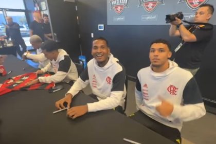 Jogadores do Flamengo dão autógrafos em Orlando