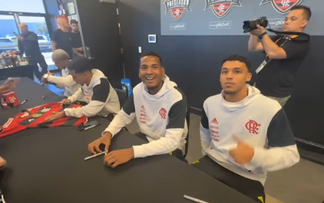 Jogadores do Flamengo dão autógrafos em Orlando