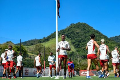 Elenco do Flamengo treinando no CT