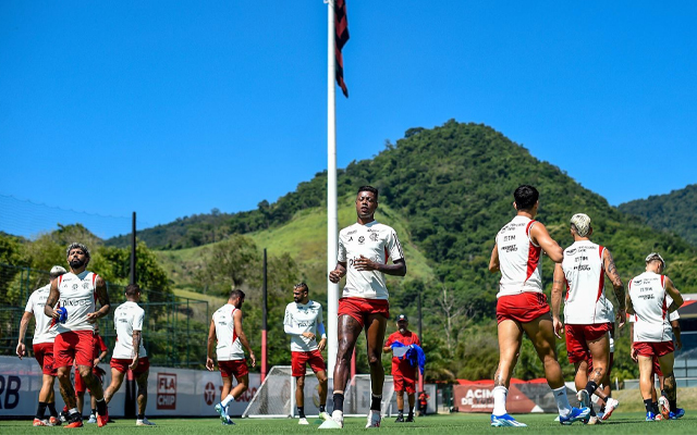 Elenco do Flamengo treinando no CT