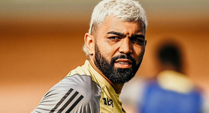 Gabigol brinca com cantora do Pará e diverte torcedores do Flamengo