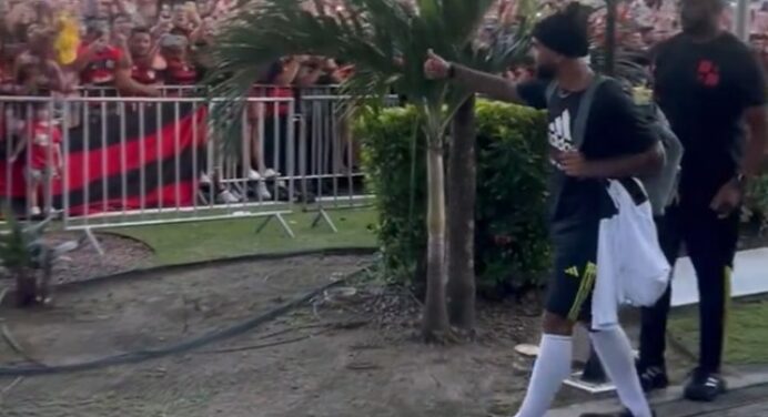 Gabigol celebra recepção de torcedores amazonenses após festa em desembarque