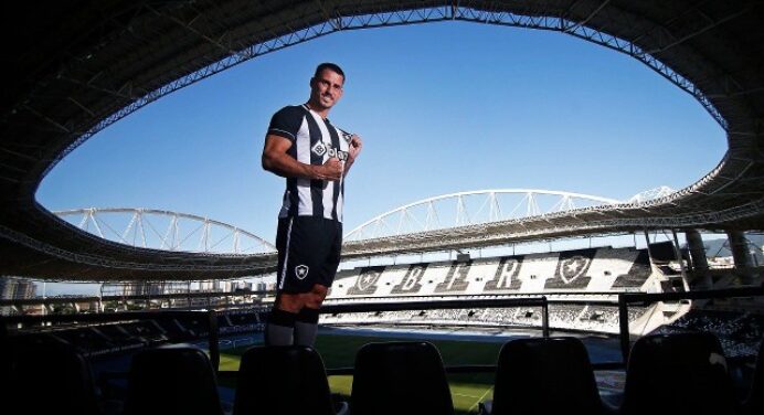 Ex-jogador do Botafogo é oferecido ao Flamengo, diz jornal português