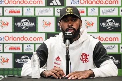 Gerson em coletiva pelo Flamengo