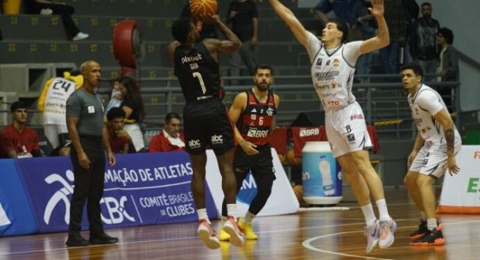 VIRADA ÉPICA! Flamengo vence Caxias do Sul com arremesso a 4 centésimos do fim e segue líder do NBB