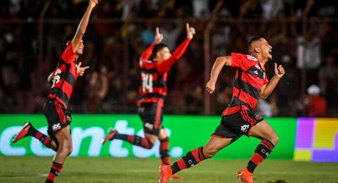 Jogadores do Flamengo vibram com classificação para semifinal da Copinha