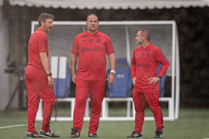 Mário Jorge e auxiliares em treino do Flamengo