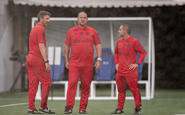 Mário Jorge e auxiliares em treino do Flamengo