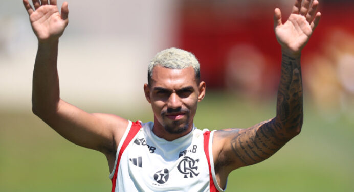 Flamengo aguarda assinatura do contrato entre Corinthians e Matheuzinho para anunciar saída do lateral