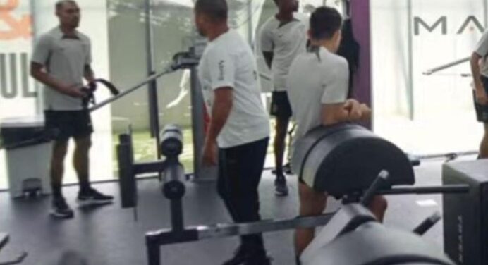 Matheuzinho ‘vaza’ em imagens de treino do Corinthians, mas clube ainda tem pendências com Flamengo
