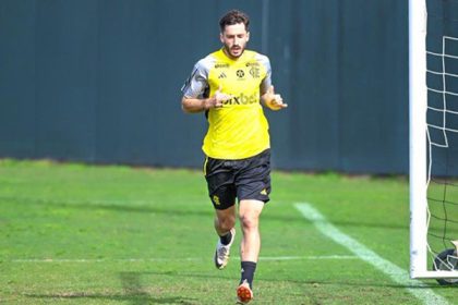 Matias Viña em treino do Flamengo