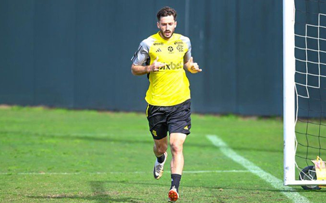 Matias Viña em treino do Flamengo