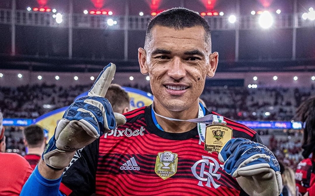 Sucesso ou frustração? Relembre a trajetória de Santos no Flamengo