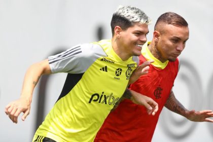 Ayrton Lucas e Cebolinha em treino do Flamengo