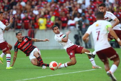 Ayrton Lucas em jogo do Flamengo